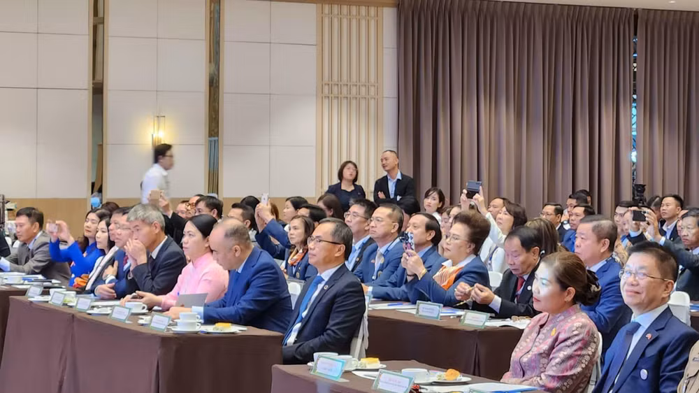 Đại sứ Việt Nam tại Thái Lan Phan Chí Thành (giữa) và các đại biểu tham dự diễn đàn. Đại sứ Việt Nam tại Thái Lan Phan Chí Thành (giữa) và các đại biểu tham dự diễn đàn.