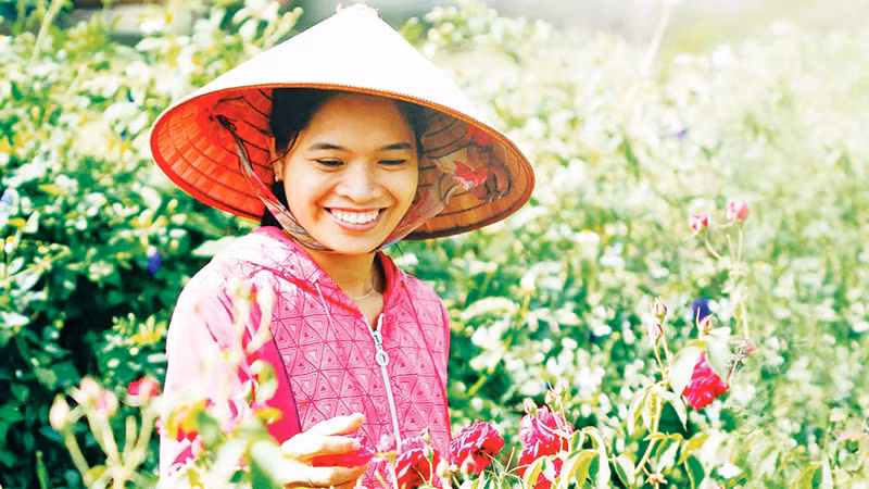 Chị Triệu Thị Loan trong vườn nguyên liệu hoa hồng của The Seed Garden.