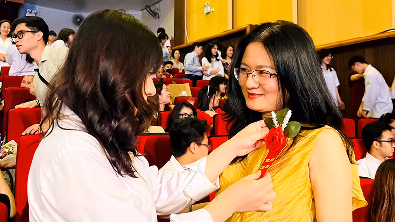 Nghi thức cài hoa thể hiện tinh thần tôn sư trọng đạo