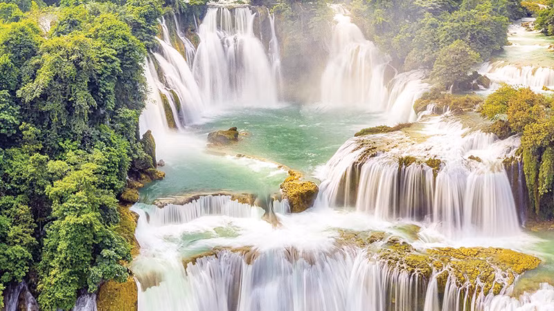 Dòng thác như dải lụa mềm vắt qua sườn núi. (Ảnh Đỗ Thành)