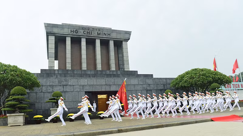 Cán bộ, chiến sĩ Bộ Tư lệnh Bảo vệ Lăng Chủ tịch Hồ Chí Minh thực hiện nghi lễ chào cờ hằng ngày.