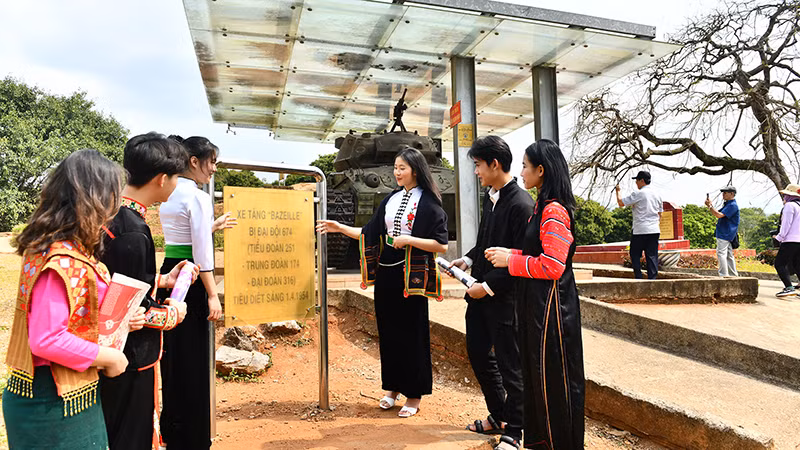 Đoàn viên, thanh niên các dân tộc tìm hiểu di tích lịch sử trên đồi A1. (Ảnh ĐĂNG KHOA)