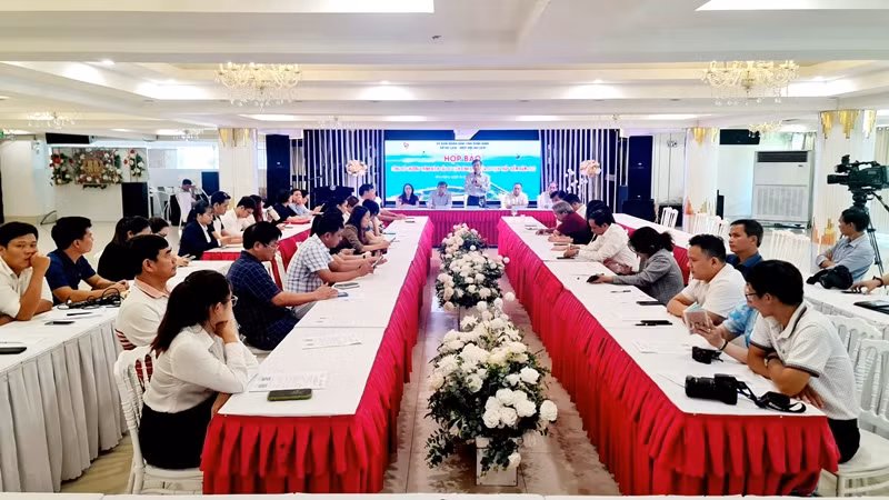 Quang cảnh buổi họp báo.