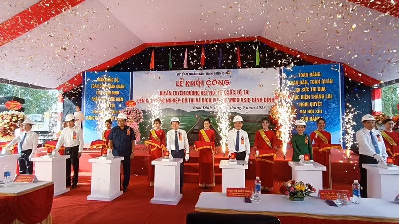 Các lãnh đạo Ủy ban nhân dân tỉnh Bình Định bấm nút khởi công dự án.