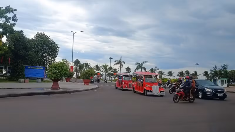 Đường phố luôn nhộn nhịp, tấp nập.