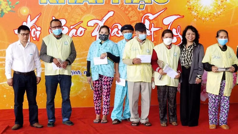 Trao quà Tết ủng hộ bệnh nhân nghèo. Trao quà Tết ủng hộ bệnh nhân nghèo.