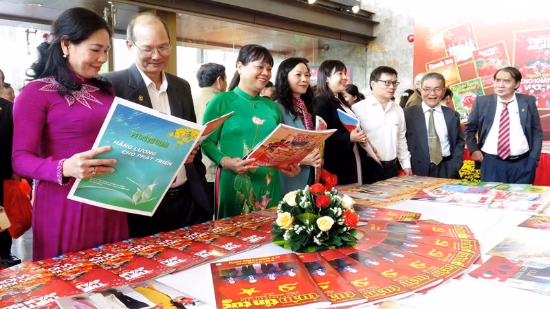 Các đại biểu tham quan trưng bày nhiều tờ báo xuân tại Trung tâm Hội nghị tỉnh. Các đại biểu tham quan trưng bày nhiều tờ báo xuân tại Trung tâm Hội nghị tỉnh.