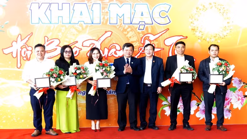 Trao giải “Trang bìa xuân đẹp” dành cho các tạp chí, đặc san, bản tin trong tỉnh.