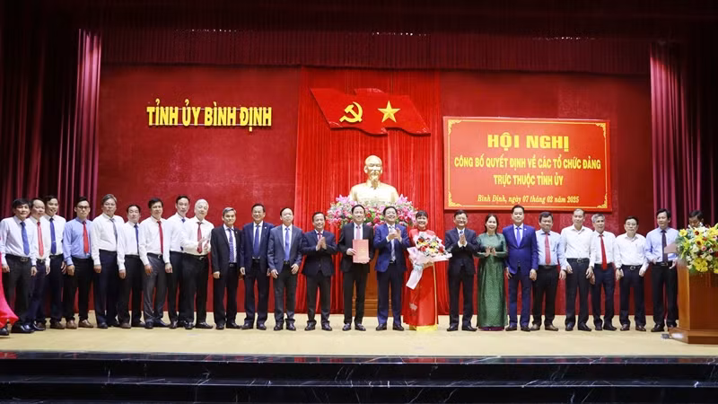 Bí thư Tỉnh ủy Hồ Quốc Dũng trao Quyết định, tặng hoa, chúc mừng Ban Chấp hành Đảng bộ Ủy ban nhân dân tỉnh nhiệm kỳ 2020-2025 ra mắt nhận nhiệm vụ.