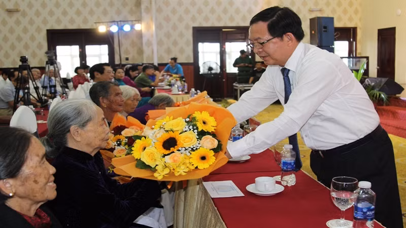 Bí thư Tỉnh ủy Bình Định Hồ Quốc Dũng tặng hoa và quà các Mẹ Việt Nam Anh hùng.