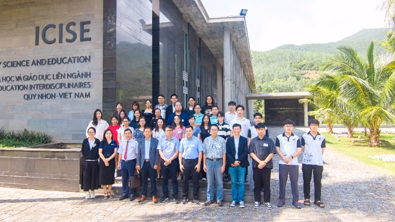 Các đại biểu chụp ảnh lưu niệm tại Trung tâm ICISE. Các đại biểu chụp ảnh lưu niệm tại Trung tâm ICISE.