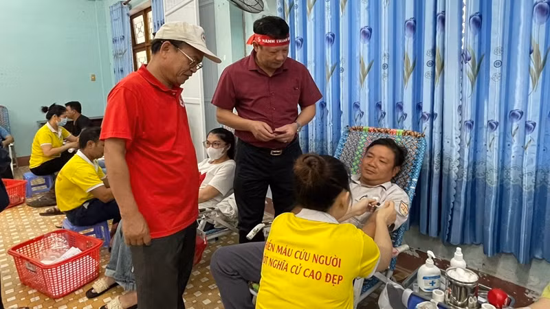 Phong trào hiến máu tình nguyện tại tỉnh Bình Định ngày càng phát triển và đạt được những kết quả rất đáng khích lệ. Phong trào hiến máu tình nguyện tại tỉnh Bình Định ngày càng phát triển và đạt được những kết quả rất đáng khích lệ.