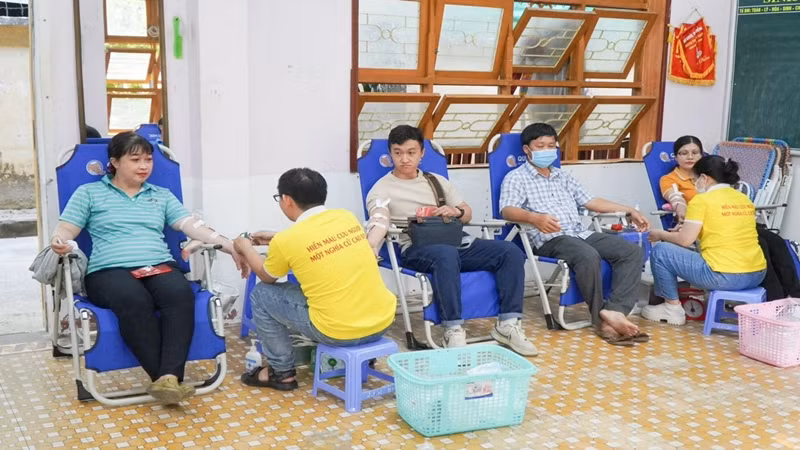 Thông điệp “Kết nối dòng máu Việt” vang lên rộn rã trong suốt 11 năm qua đã góp phần thay đổi nhận thức của hàng triệu người dân về hiến máu tình nguyện. Thông điệp “Kết nối dòng máu Việt” vang lên rộn rã trong suốt 11 năm qua đã góp phần thay đổi nhận thức của hàng triệu người dân về hiến máu tình nguyện.