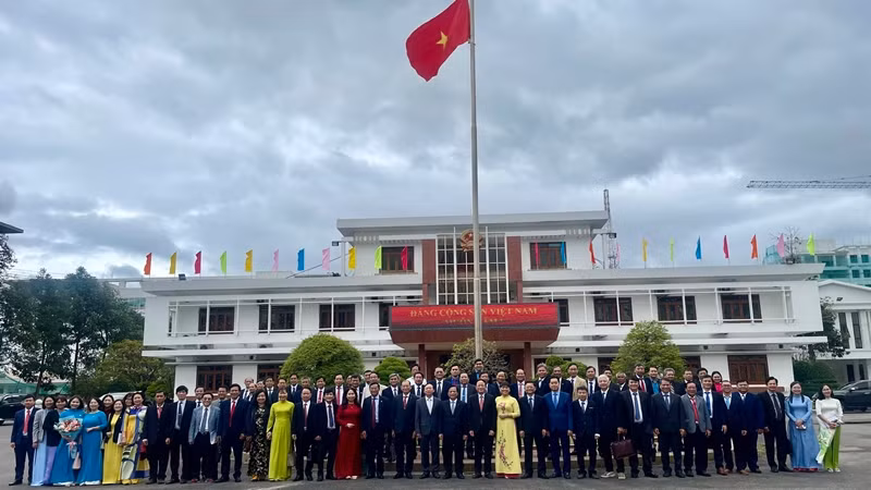 Các đại biểu chụp hình lưu niệm tại trụ sở Ủy ban nhân dân tỉnh Bình Định. Các đại biểu chụp hình lưu niệm tại trụ sở Ủy ban nhân dân tỉnh Bình Định.