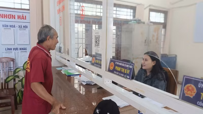 Nhân viên xã Nhơn Hải (thành phố Quy Nhơn) hướng dẫn người dân thủ tục hành chính. Nhân viên xã Nhơn Hải (thành phố Quy Nhơn) hướng dẫn người dân thủ tục hành chính.