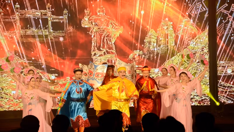 Biểu diễn văn nghệ chào mừng liên hoan.
