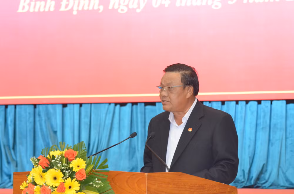 Phó Bí thư Thường trực Tỉnh ủy Bình Định Lê Kim Toàn báo cáo tình hình thực hiện nhiệm vụ năm 2023, nhiệm vụ trọng tâm năm 2024 và các năm tiếp theo.