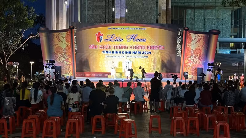 Liên hoan sân khấu tuồng không chuyên tỉnh Bình Định năm 2024 có sự tham gia của hơn 100 nghệ nhân thuộc 9 đoàn tuồng-hát bội không chuyên.