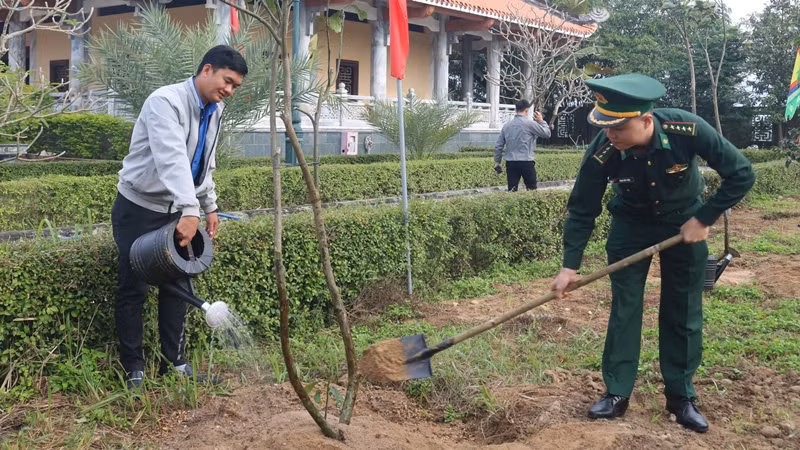 Các đại biểu triển khai trồng cây ngay sau lễ phát động. Các đại biểu triển khai trồng cây ngay sau lễ phát động.