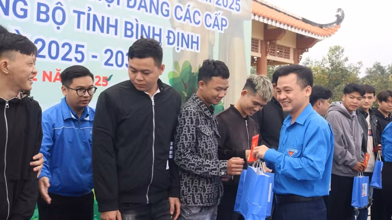 Bí thư Tỉnh đoàn Bình Định Nguyễn Thành Trung tặng quà các thanh niên trúng tuyển nghĩa vụ quân sự, nghĩa vụ công an trước khi lên đường nhận nhiệm vụ. Bí thư Tỉnh đoàn Bình Định Nguyễn Thành Trung tặng quà các thanh niên trúng tuyển nghĩa vụ quân sự, nghĩa vụ công an trước khi lên đường nhận nhiệm vụ.