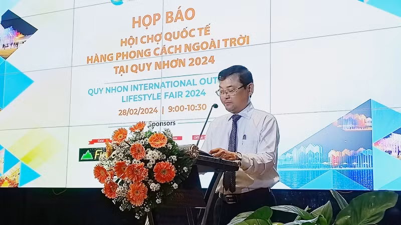 Phó Chủ tịch Ủy ban nhân dân tỉnh Bình Định Nguyễn Tự Công Hoàng phát biểu ý kiến tại buổi họp báo.