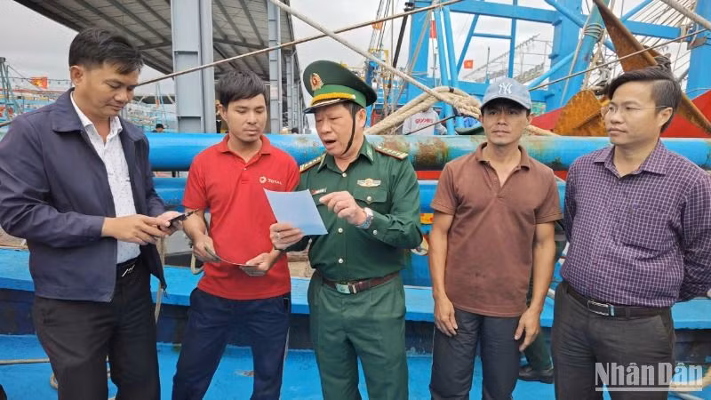 Lực lượng Bộ đội Biên phòng tỉnh thường xuyên tuyên truyền, nâng cao nhận thức cho ngư dân. Lực lượng Bộ đội Biên phòng tỉnh thường xuyên tuyên truyền, nâng cao nhận thức cho ngư dân.