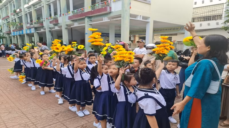 Rộn ràng ngày khai trường.