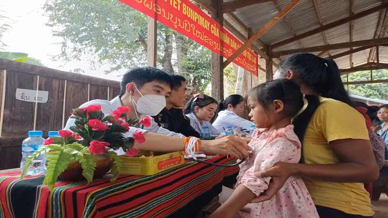 Đội ngũ y, bác sĩ khám bệnh cho nhân dân ở cụm bản La Nhao, huyện Xá Mắc Khi Xay, tỉnh Attapu.