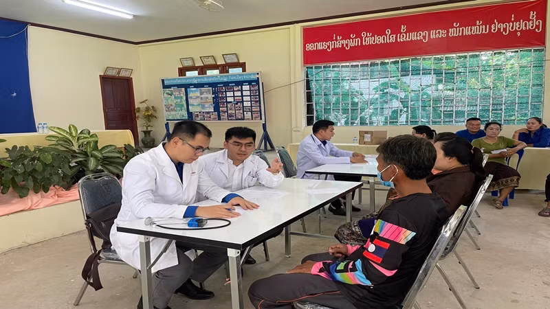 Thăm, khám chữa bệnh cho người dân có hoàn cảnh khó khăn. Thăm, khám chữa bệnh cho người dân có hoàn cảnh khó khăn.