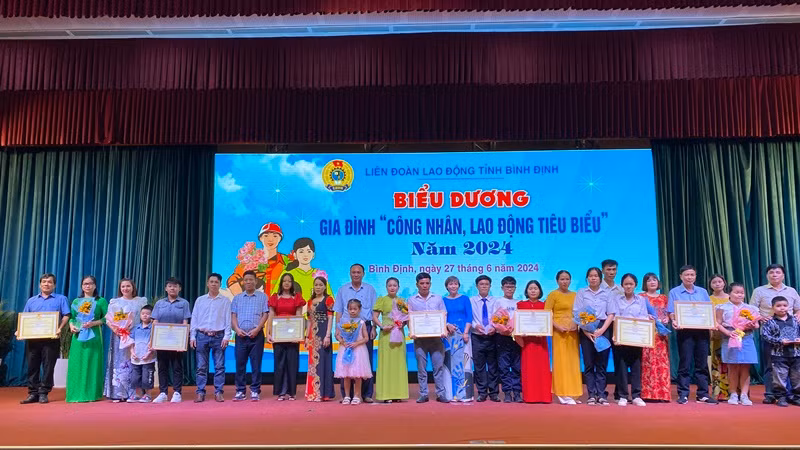 Bình Định biểu dương gia đình công nhân, lao động tiêu biểu năm 2024 nhân dịp Ngày Gia đình Việt Nam (28/6).