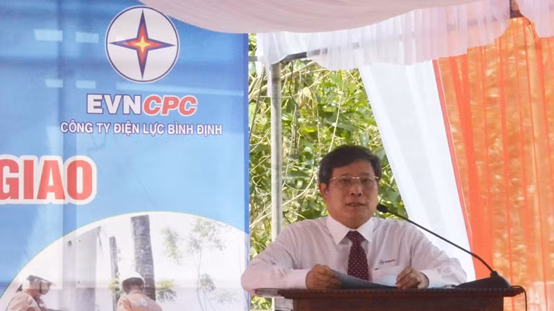 Ông Thái Minh Châu, Giám đốc Công ty Điện lực Bình Định phát biểu ý kiến tại buổi lễ.