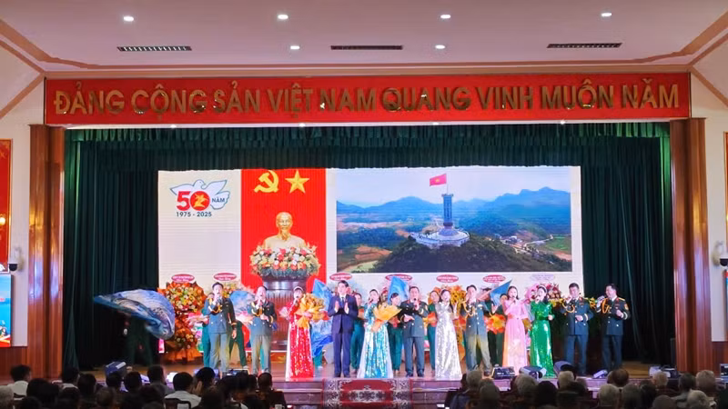 Chương trình văn nghệ chào mừng buổi gặp mặt.