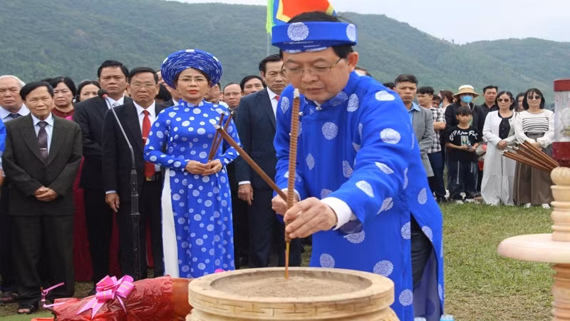 Bí thư Tỉnh ủy Hồ Quốc Dũng dâng hương tại Đài Kính Thiên. Bí thư Tỉnh ủy Hồ Quốc Dũng dâng hương tại Đài Kính Thiên.