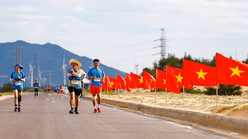 Một trong những khoảnh khắc ấn tượng tại VnExpress Marathon 2023. Một trong những khoảnh khắc ấn tượng tại VnExpress Marathon 2023.