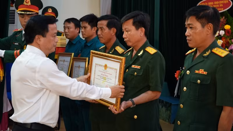 Phó Chủ tịch Thường trực Ủy ban nhân dân tỉnh Bình Định Nguyễn Tuấn Thanh trao bằng khen cho các tập thể, cá nhân có thành tích xuất sắc. Phó Chủ tịch Thường trực Ủy ban nhân dân tỉnh Bình Định Nguyễn Tuấn Thanh trao bằng khen cho các tập thể, cá nhân có thành tích xuất sắc.