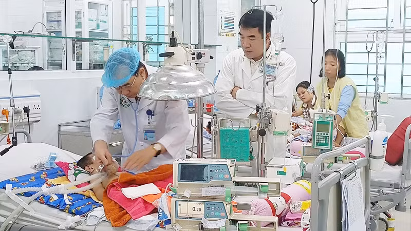 Bác sĩ Phạm Văn Dũng (bên trái) thăm khám cho bệnh nhân.