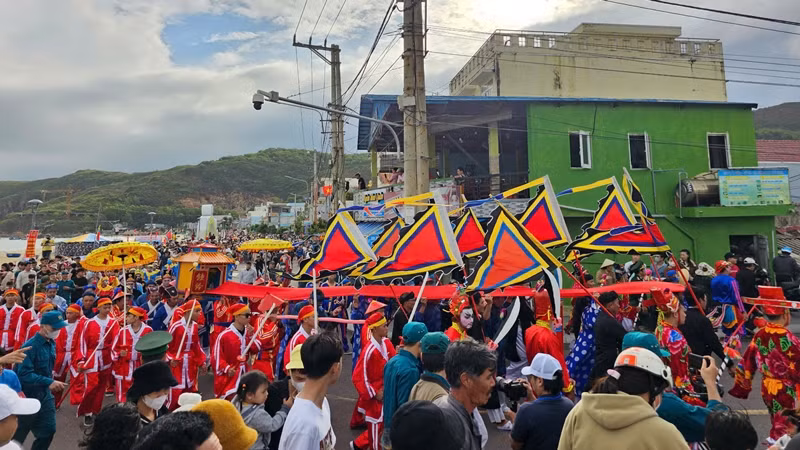 Lễ hội thu hút đông đảo người dân và du khách tham gia.