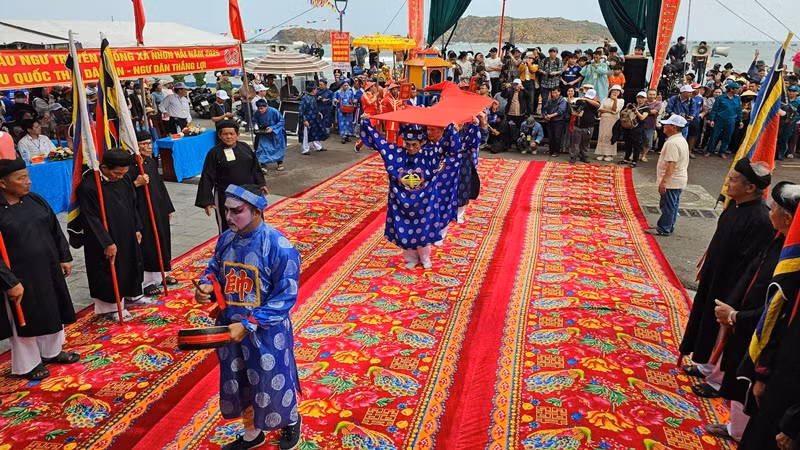 Lễ rước nghinh ông thể hiện lòng thành kính và biết ơn của ngư dân đối với thần Nam Hải.