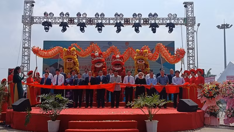 Các đại biểu cắt băng khai mạc hội chợ. Các đại biểu cắt băng khai mạc hội chợ.