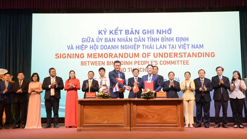 Ký kết bản ghi nhớ giữa Ủy ban nhân dân tỉnh Bình Định và Hiệp hội doanh nghiệp Thái Lan tại Việt Nam. Ký kết bản ghi nhớ giữa Ủy ban nhân dân tỉnh Bình Định và Hiệp hội doanh nghiệp Thái Lan tại Việt Nam.