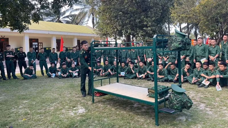 Cán bộ hướng dẫn sắp xếp nội vụ cho chiến sĩ mới.