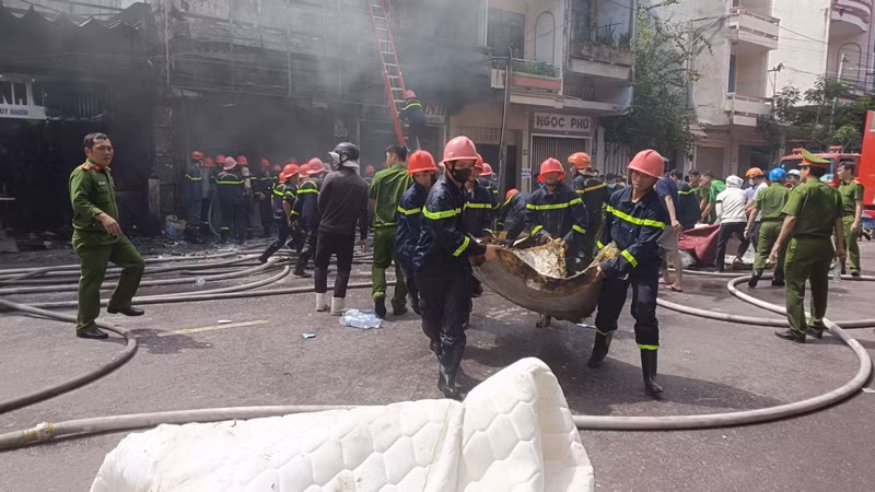 Sau hơn 1 giờ, đám cháy đã được khống chế. Sau hơn 1 giờ, đám cháy đã được khống chế.