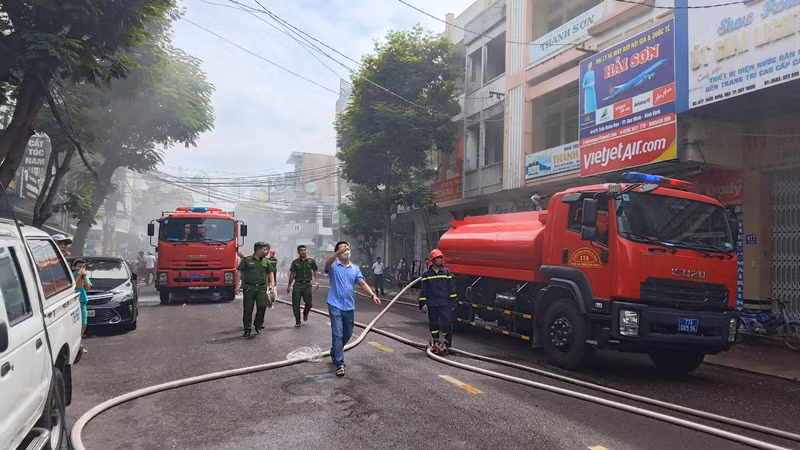 Hàng chục phương tiện chữa cháy đã được điều động đến hiện trường. Hàng chục phương tiện chữa cháy đã được điều động đến hiện trường.