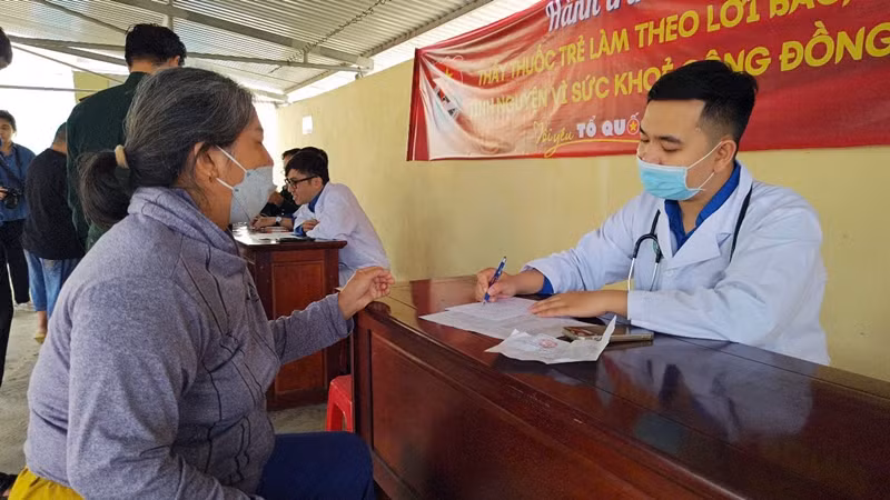 Tổ chức thăm, khám chữa bệnh cho bệnh nhân nghèo.