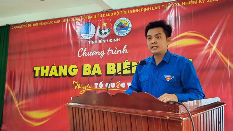 Đồng chí Phạm Hồng Hiệp, Phó Bí thư Tỉnh đoàn Bình Định, Chủ tịch Hội Liên hiệp thanh niên tỉnh phát biểu tại lễ phát động.