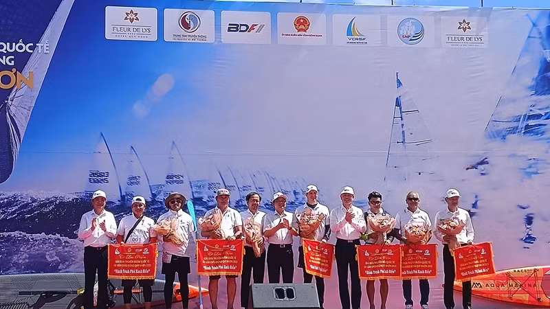 Trao cờ lưu niệm cho các đoàn vận động viên tham gia giải. Trao cờ lưu niệm cho các đoàn vận động viên tham gia giải.