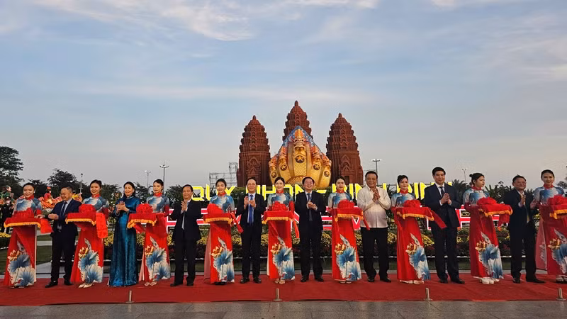 Lãnh đạo tỉnh Bình Định cắt băng khai trương trưng bày cụm linh vật mừng xuân Ất Tỵ 2025.
