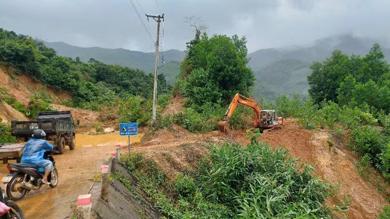 Lực lượng chức năng khẩn trương khắc phục các điểm sạt lở ở huyện An Lão.