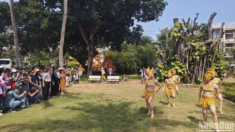 Thưởng thức tiết mục múa Champa tại Tháp Đôi. Thưởng thức tiết mục múa Champa tại Tháp Đôi.