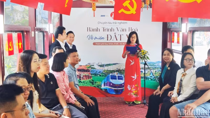 Bà Nguyễn Thị Kim Chung, Phó Giám đốc Sở Văn hóa, Thể thao và Du lịch Bình Định giới thiệu những nét đặc sắc của loại hình du lịch trải nghiệm này đến du khách. Bà Nguyễn Thị Kim Chung, Phó Giám đốc Sở Văn hóa, Thể thao và Du lịch Bình Định giới thiệu những nét đặc sắc của loại hình du lịch trải nghiệm này đến du khách.